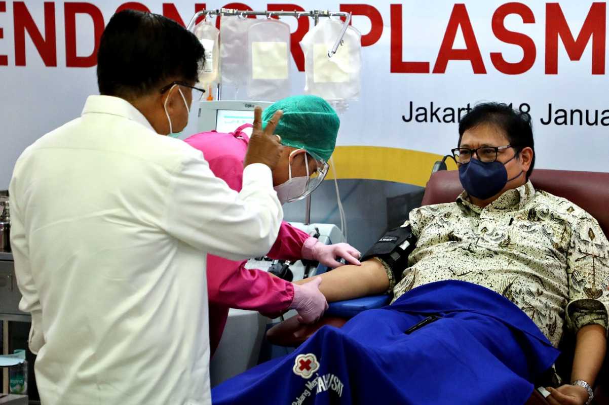 Ketua PMI, Jusuf Kalla menyaksikan Menko Airlangga Hartarto melakukan donor plasma konvalesen. (Foto: Dok PMI)