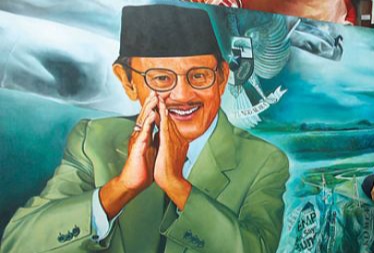 BJ Habibie sebagai simbol presiden di masa transisi reformasi. (Foto: istimewa)