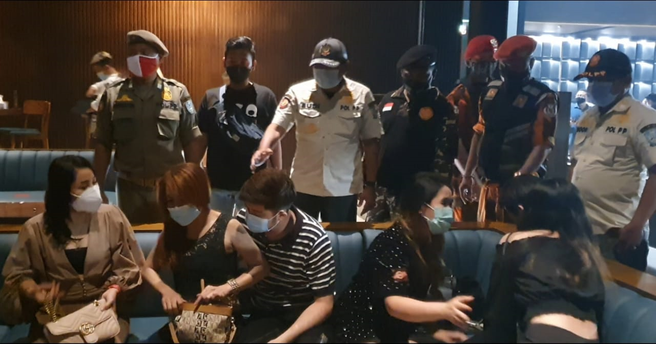 Kepala Satpol PP Jatim, Budi Santosa (tengah) ketika melakukan penertiban di Holywings Gold Jalan Basuki Rahmat, Surabaya, 30 Desember 2020. (Foto: Istimewa)