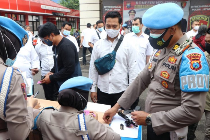 Cek laik dan kesiapan senpi anggota Polda Jatim. (Foto: Dok. Polda)