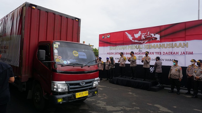 Pelepasan pengiriman bantuan dari Polda Jatim ke wilayah Sulawesi Barat (Sulbar) dan Kalimantan Selatan (Kalsel) dari Polda Jatim oleh Wakapolda Jatim, Brigjen Pol Slamet Hadi Supraptoyo. (Foto: Dok. Polda)