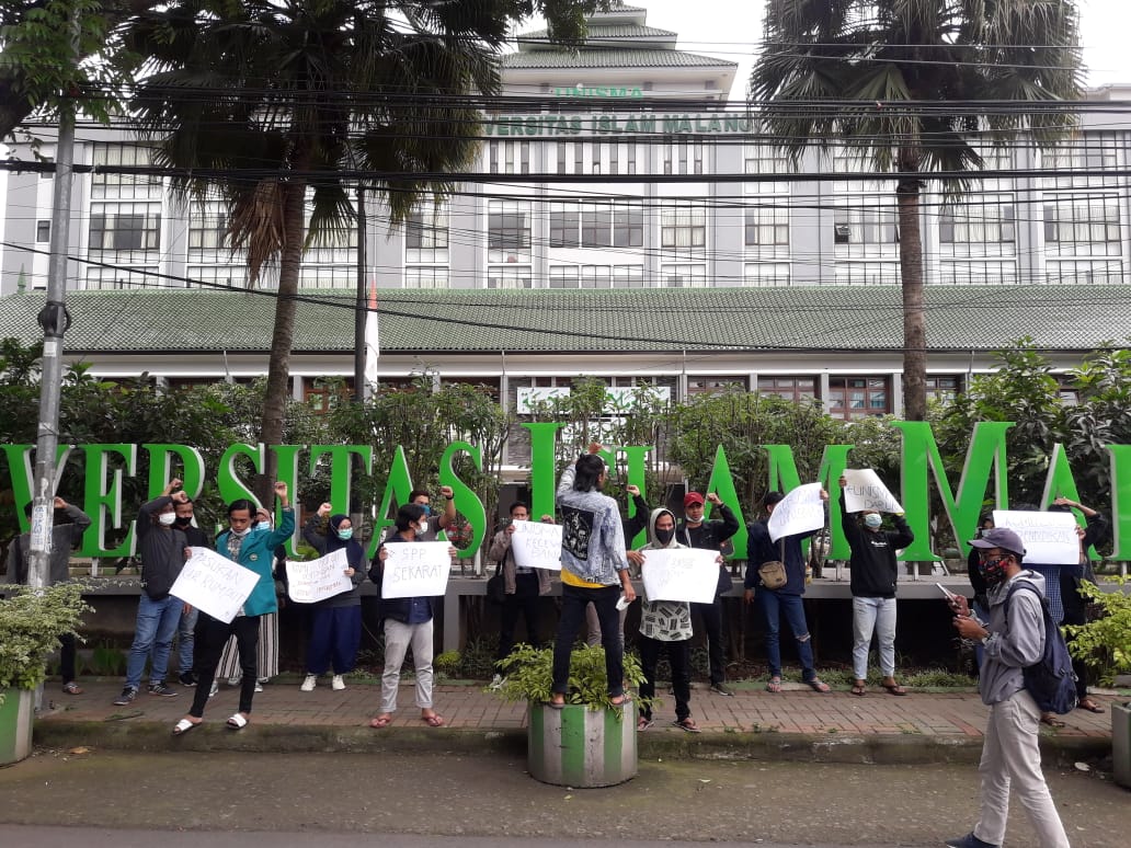 Sejumlah mahasiswa yang tergabung dalam aliansi mahasiswa Geram Unisma saat melakukan demonstrasi keringanan SPP di  depan Unisma (Foto: Lalu Theo/Ngopibareng.id)