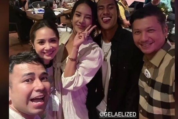 Raffi Ahmad bersama istri, Nagita Slavina, Anya Geraldine, Sean Galael, dan Gading Marten berswa foto saat menghadiri pesta ulang tahun bos gerai ayam cepat saji, pada 13 Januari 2021. (Foto: Instagram @anyageraldine) 