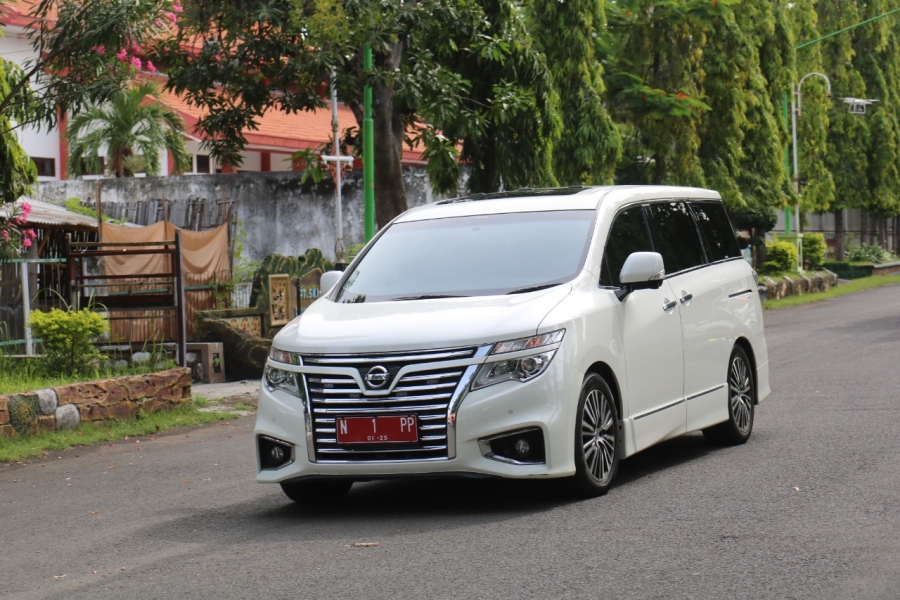 Mobil dinas Walikota Probolinggo, Hadi Zainal Abidin ini bisa dipinjam warga untuk keperluan menikah. (Foto: Ikhsan Mahmudi/Ngopibareng.id)