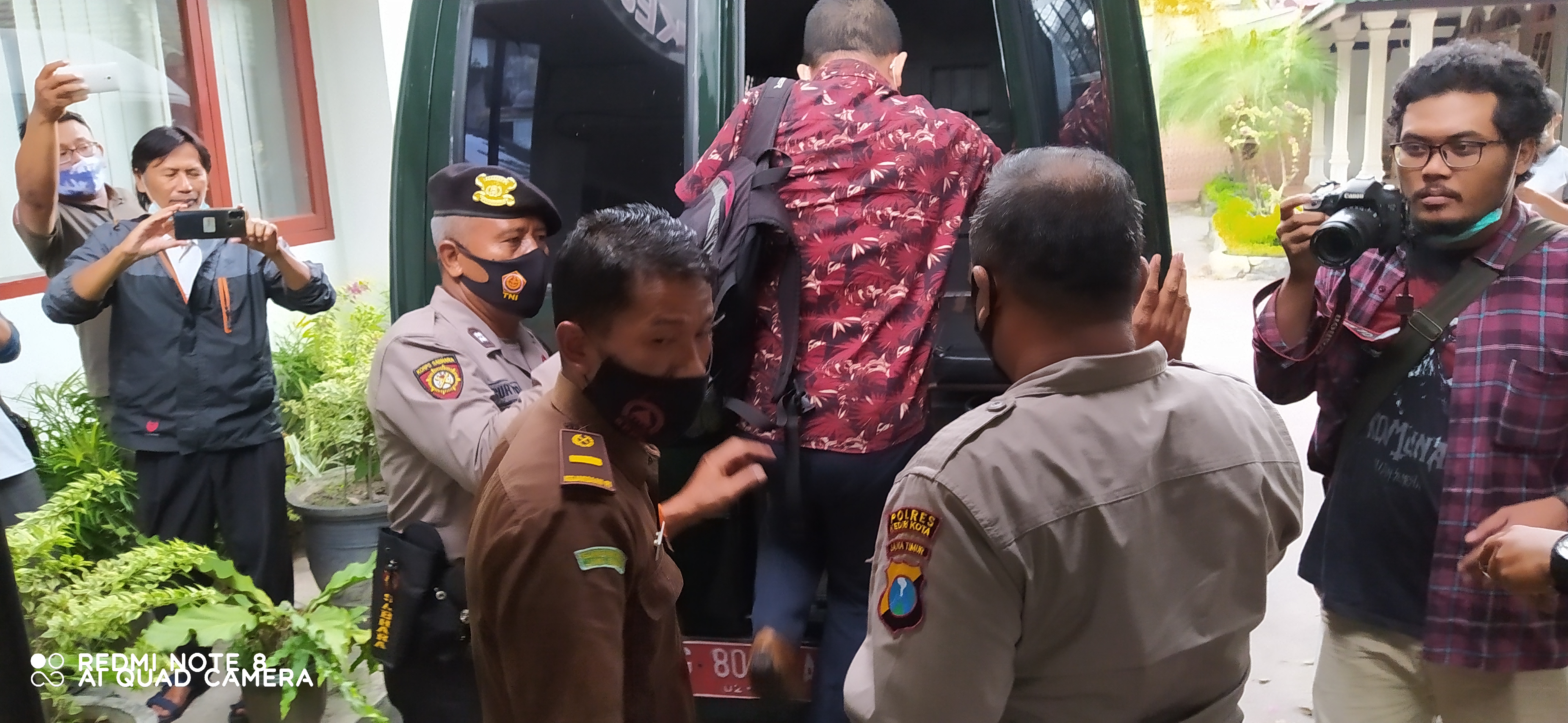 Dua orang tersangka kredit macet Bank Perkreditan Rakyat (BPR) Kota Kediri diamankan petugas Kejaksaan Negeri setempat. (Foto: Fendhy Plesmana/Ngopibareng. id)