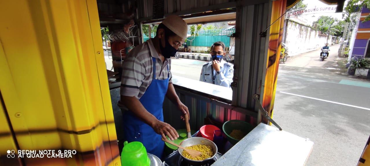 Warga binaan diberi fasilitas untuk berjualan aneka sajian kuliner di depan Lapas Kelas IIA Kediri. (Foto: Fendhy Plesmana/Ngopibareng.id)