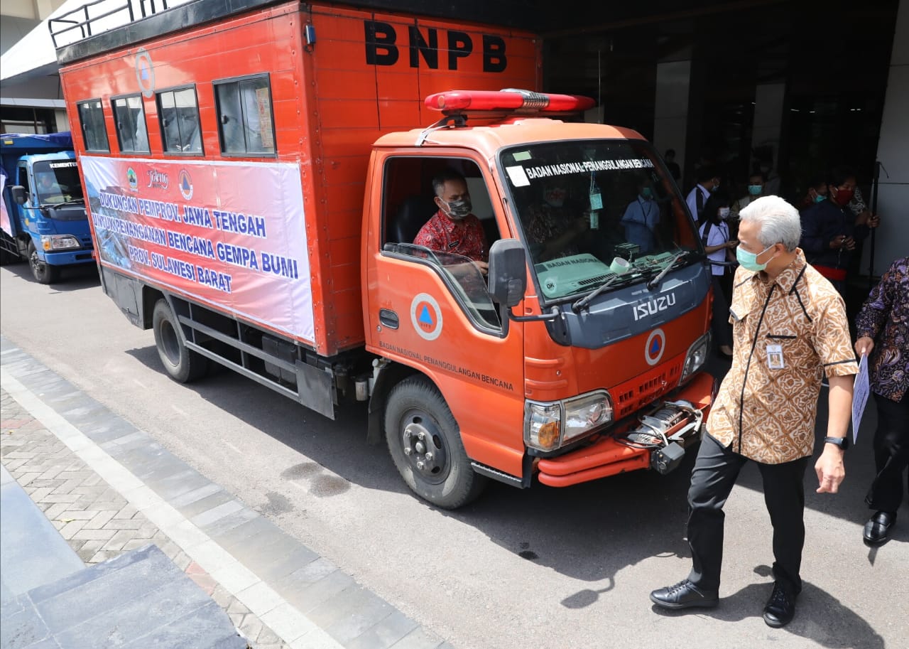 Gubernur Ganjar Pranowo memberangkatkan relawan ke Sulawesi Barat untuk bantu penanganan korban gempa. (Foto: Dok Prov Jateng)