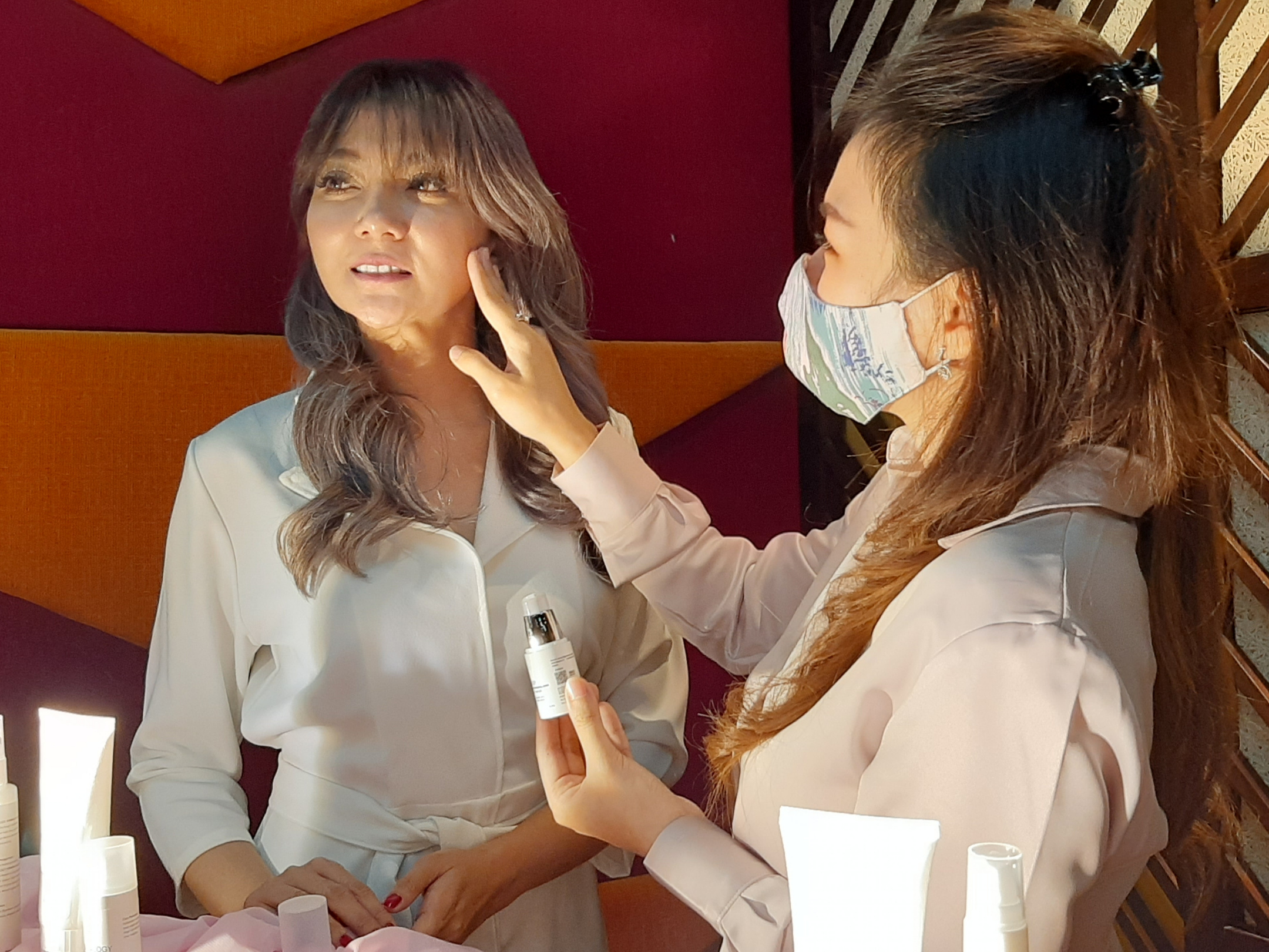 dr Iin Agustin saat menunjukan skincare yang aman tanpa merkuri. (Foto: Pita Sari/Ngopibareng.id)