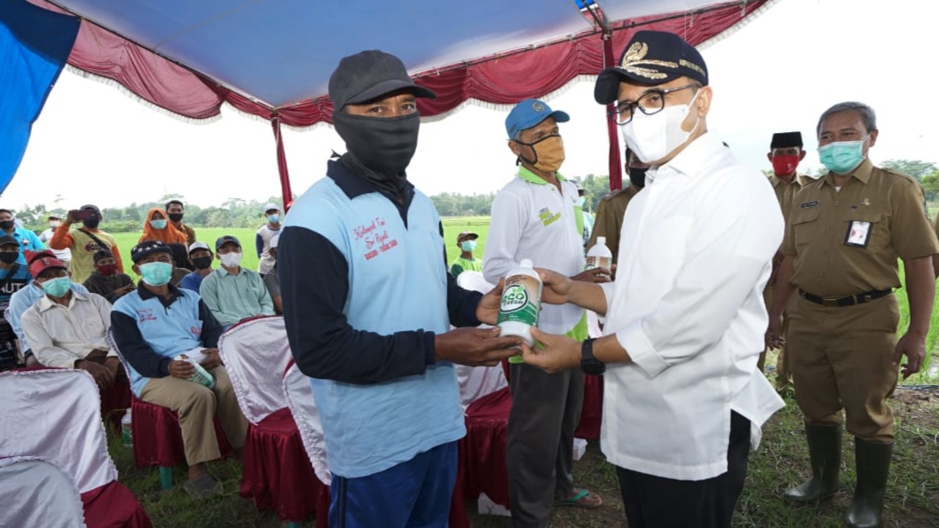 Bupati Banyuwangi, Abdullah Azwar Anas secara simbolis menyerahkan bantuan pupuk organik kepada petani. (Foto: Istimewa)