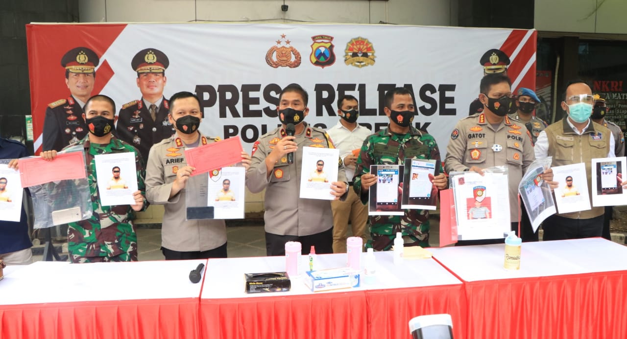 Siaran per penangkapan penyebar Hoax oleh Polda Jatim dan Polres Gresik. (Foto: Humas Polda Jatim)