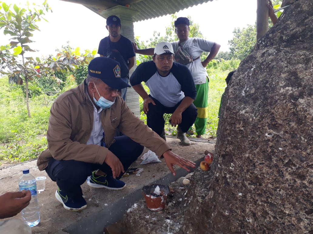 Kabid Pengembangan Destinasi Wisata Dinas Olahraga dan Pariwisata Kabupaten Blitar, M Arinal Huda dalam kunjungannya ke situs Jaka Tarub bersama para aktivis lingkungan Pandur (Pandanarum Nandur), Rabu 20 Januari 2021. (Foto: Choirul Anam/Ngopibareng.id)