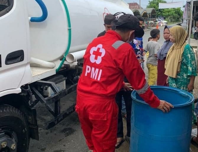 PMI membagikan air bersih sedikitnya 250 ribu liter air kepada pengungsi gempa Sulbar dan banjir Kalsel. (Foto: Istimewa)