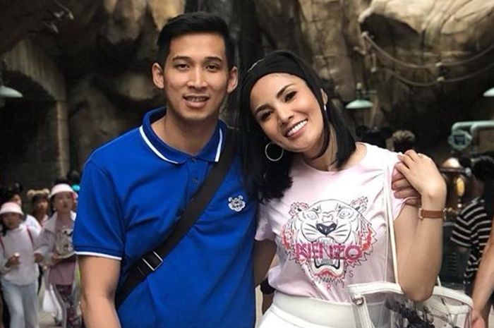 Pasangan Nindy Ayunda dan Askara Parasady Harsono (Aska) selama delapan tahun menikah tampak harmonis. (Foto: Instagram)