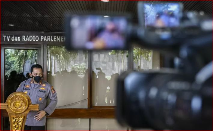 Kabareskrim Polri yang juga Calon Kapolri Komjen Pol. Listyo Sigit Prabowo (kanan) memberikan keterangan pers usai mengikuti Uji Kelayakan dan Kepatutan Calon Kapolri di Lobi Nusantara II, Jakarta, Rabu 20 Januari 2021. (Foto: Antara/Galih Pradipta)