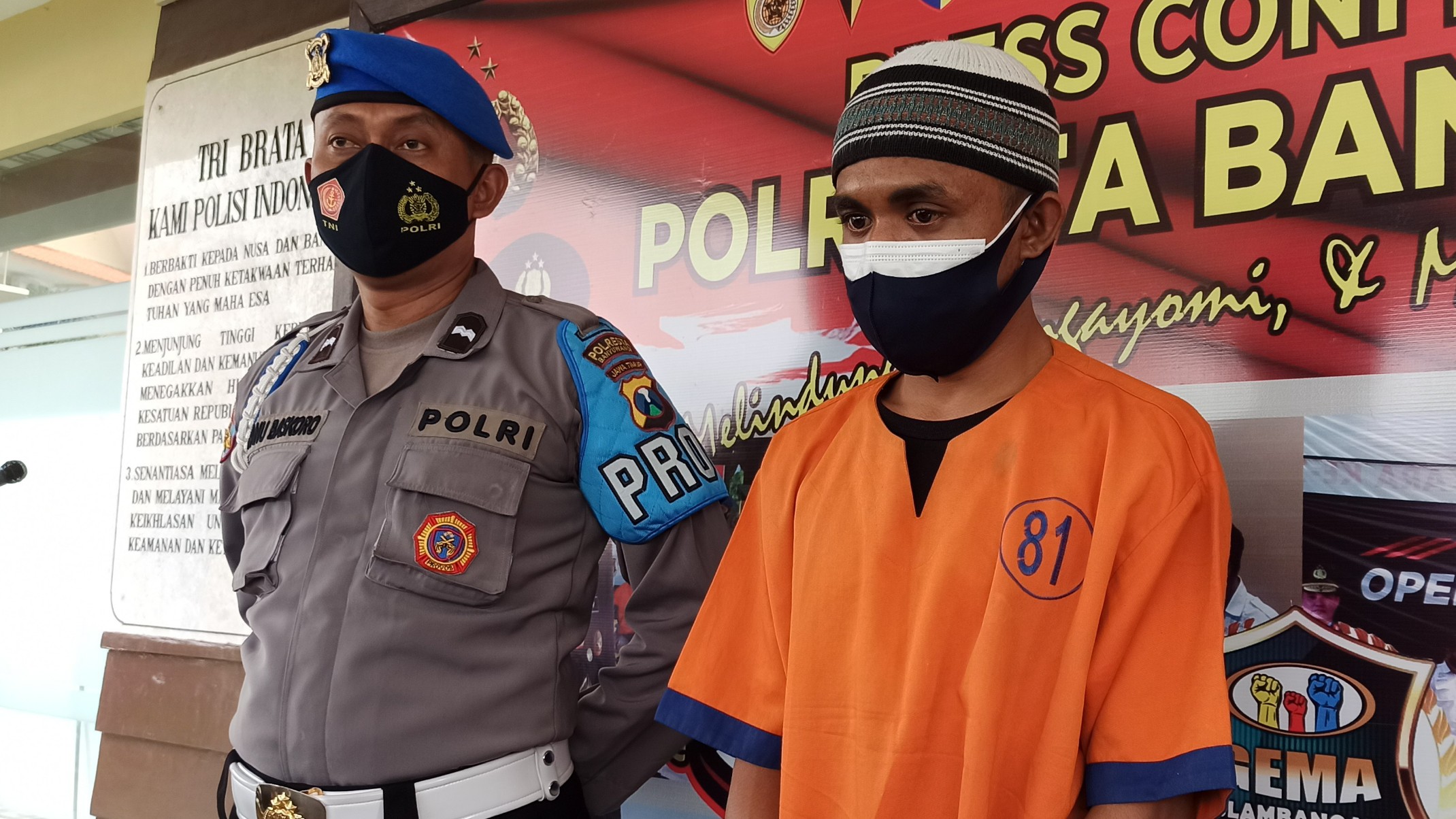 Pilot gadungan yang diamankan petugas Kepolisian (foto:Muh Hujaini/Ngopibareng.id)