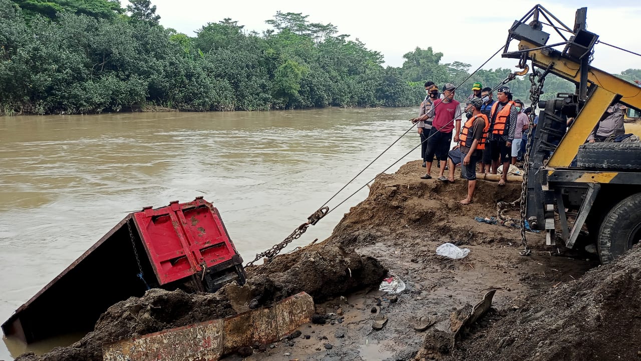 Petugas mengevakuasi truk pengangkut pasir di lokasi. (Foto: Fendhy Plesmana/Ngopibareng.id) 