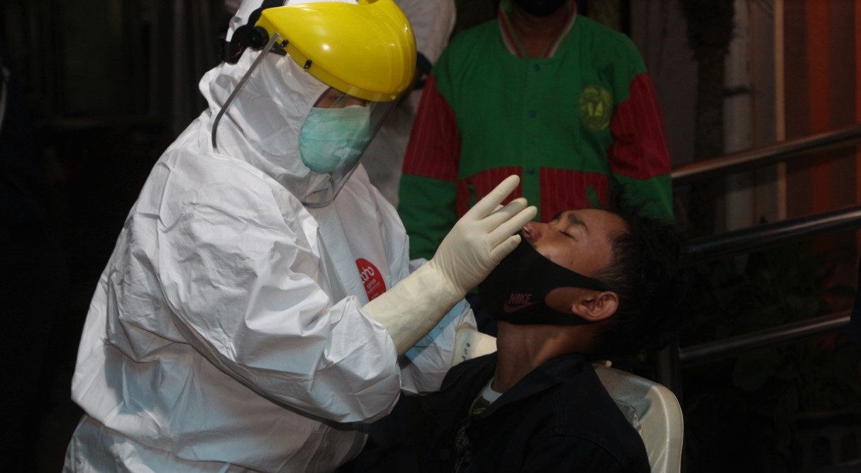 Salah satu warga Kalibunt menjalani tes swab massal di balai desa setempat. (Foto: Ikhsan Mahmudi/Ngopibareng.id)