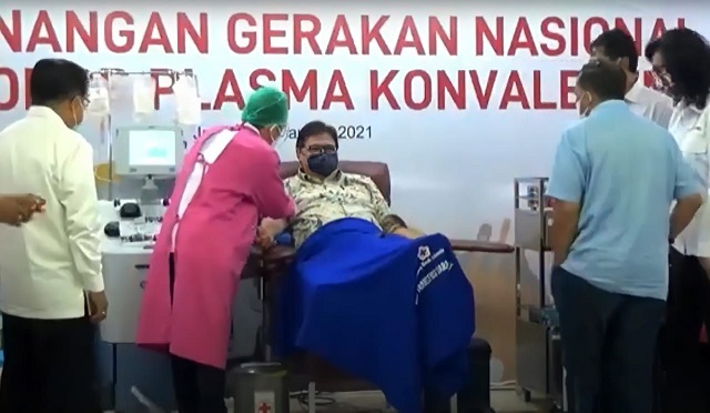 Menteri Koordinator (Menko) Bidang Perekonomian sekaligus Ketua Komite Penanganan Covid-19 dan Pemulihan Ekonomi Nasional (KPC-PEN), Airlangga Hartarto donor plasma. (Foto: Dok. Istimewa) 