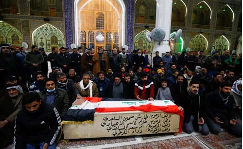 Para pelayat berkumpul di dekat peti mati seorang pria, yang tewas dalam serangan bom bunuh diri kembar di pasar pusat Baghdad, Kamis kemarin. [Foto: Reuters/Alaa Al-Marjani)