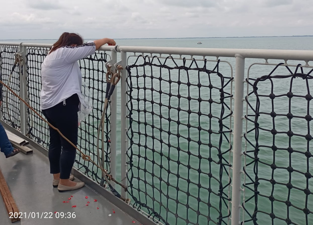 Salah satu keluarga korban menggelar tabur bunga di laut lokasi jatuhnya pesawat Sriwijaya Air. (Foto: Istimewa) 