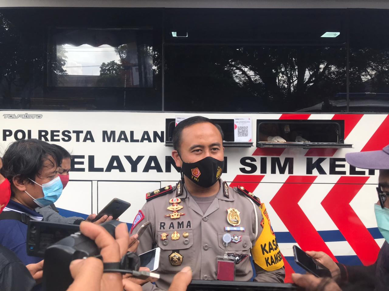 Kasatlantas Polresta Malang Kota, AKP Ramadhan Nasution saat diwawancarai di Bus Pelayanan SIM Keliling (Foto: Lalu Theo/ngopibareng.id)