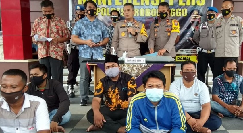 Kapolres Probolinggo, AKBP Ferdy Irawan saat memberikan keterangan pers terkait pemeriksaan 12 warga Kalibuntu. (Foto: Ikhsan Mahmudi/Ngopibareng.id)