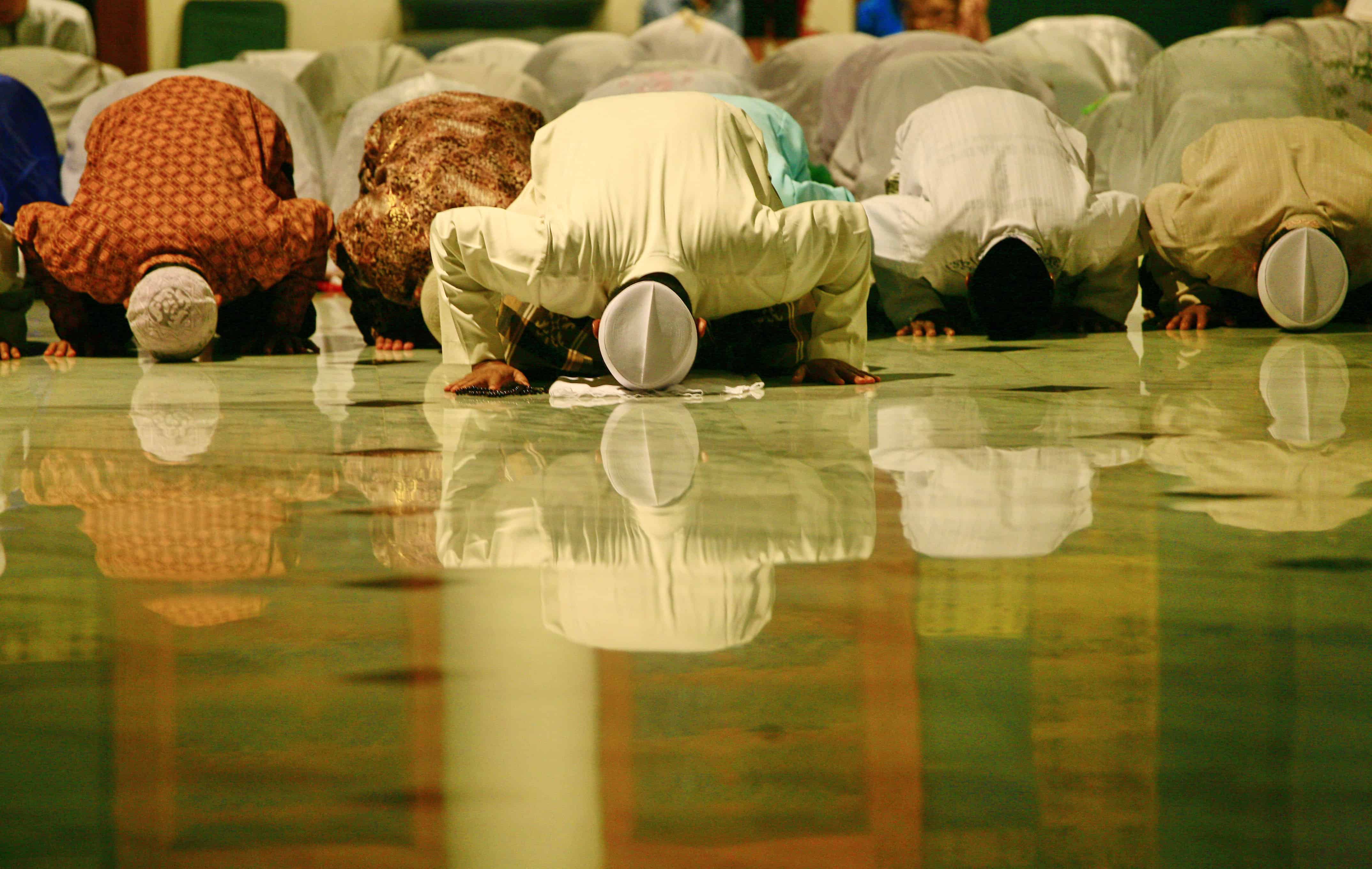 Umat Islam sedang mendirikan salat lima waktu. (Foto: Istimwa)