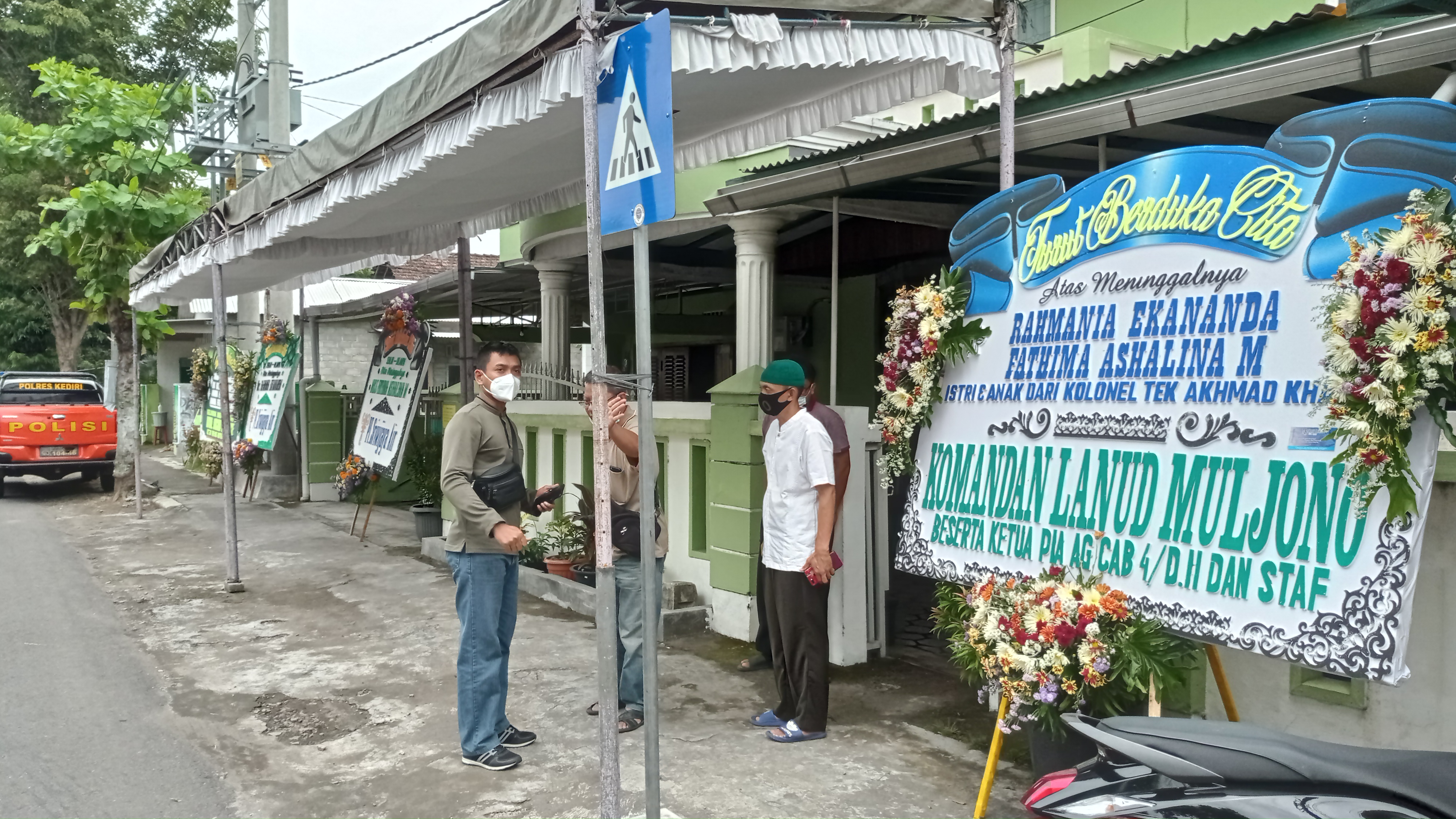 Suasana rumah duka menjelang kedatangan jenazah ibu dan anak korban pesawat jatuh (Foto: Fendi Plesmana/Ngopibareng.id) 