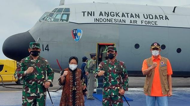 Menteri Sosial Tri Rismaharini sempat berangkat bersama Kepala Badan Penanggulangan Bencana Nasional (BNPB) sekaligus Ketua Satuan Tugas Penanganan Covid-19, Doni Monardo ke lokasi bencana Mamuju, Sulawesi Barat, pada 15 Januari 2021. (Foto: Dok. BNPB/Kemensos RI)