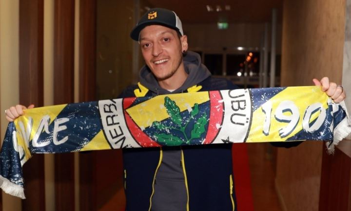 Mesut Ozil transfer gratis ke salah satu klub peserta Liga Turki, Fenerbahce. (Foto: Twitter)