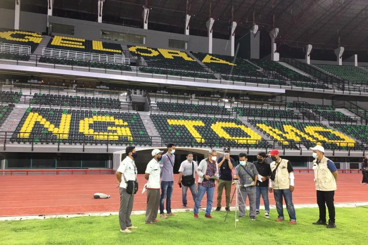 Tim Ahli dari Institut Teknologi Sepuluh Nopember (ITS) ketika melakukan checking lampu penerangan GBT. (Foto: Humas Pemkot Surabaya)