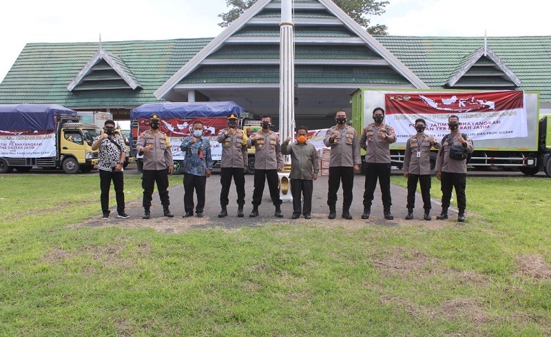 Penyerahan secara simbolis bantuan Polda jatim di Sulbar. (Foto: Istimewa)