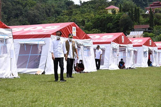 Presiden Joko Widodo (Jokowi) saat berkunjung ke Posko Stadion Manakarr, Mamuju, Sulawesi Barat, pada 19 Januari 2021. (Foto: Twitter @kemensos)