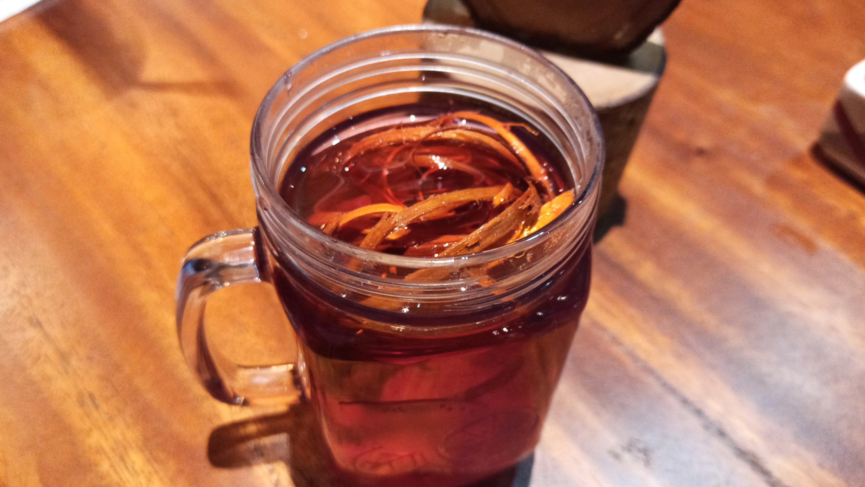 Wedang secang minuman herbal yang dipercaya bisa meningkatkan daya tahan tubuh. (Foto: Muh Hujaini/Ngopibareng.id)