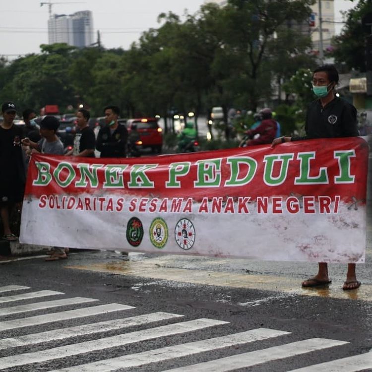 Aksi kemanusiaan Bonek Mania di Perempatan Kertajaya, Surabaya, Sabtu 23 Januari 2021. (Foto: Istimewa)