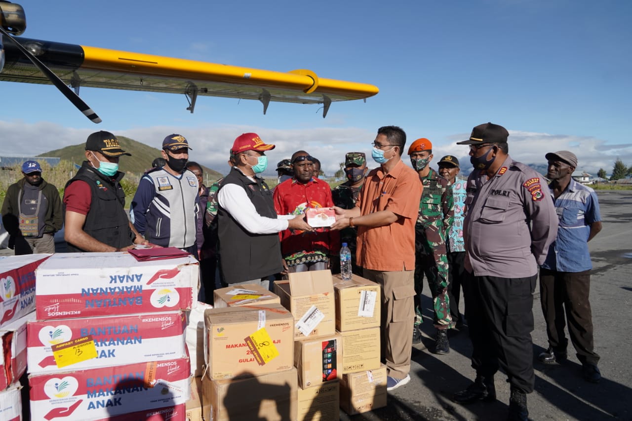 Kemensos bagikan bantuan ke korban banjir bandang di Paniai, Papua. (Foto: Dok Kemensos)