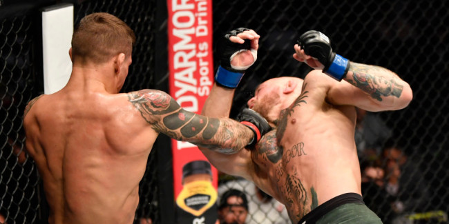 Dustin Poirier saat merobohkan Mcgregor dalam UFC 257 di Abu Dhabi. (Foto: Metro/Getty Image)