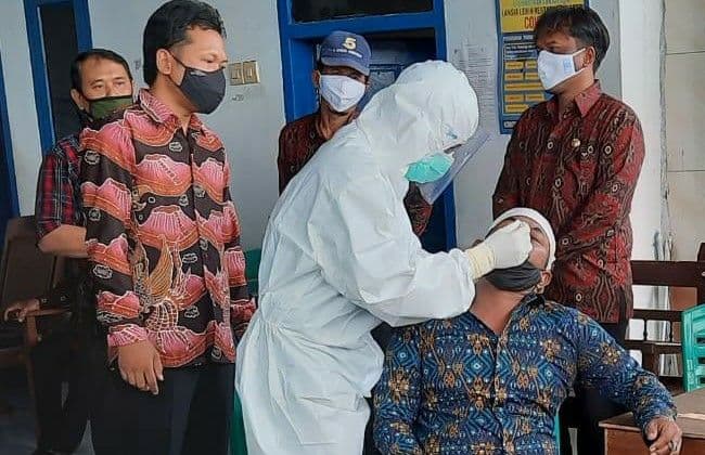 Salah seorang warga Kalibuntu saat mengikuti tes swab massal, Kamis, 21 Januari 2021 lalu. (Foto: Ikhsan Mahmudi/Ngopibareng.id)