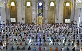 Jamaah masjid di masa pandemi Covid-19 di Surabaya. (Foto: Istimewa)