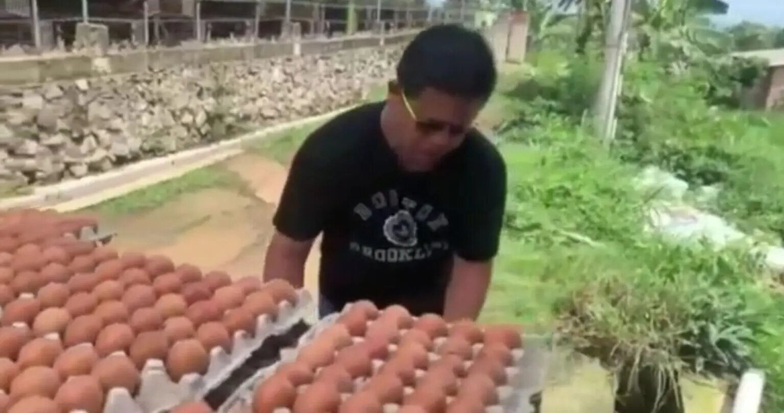 Suparni membuang telor ayam hasil ternaknya ke sawah. Aksi itu dilakukan karena kesal harga telor turun. (Foto: Tangkapan Layar Video)