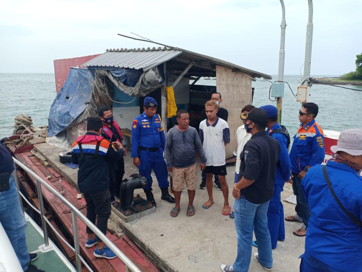 Aparat Ditpolairud Polda Jatim ketika menggali keterangan dari korban selamat tabrakan kapal. (Foto: Istimewa)