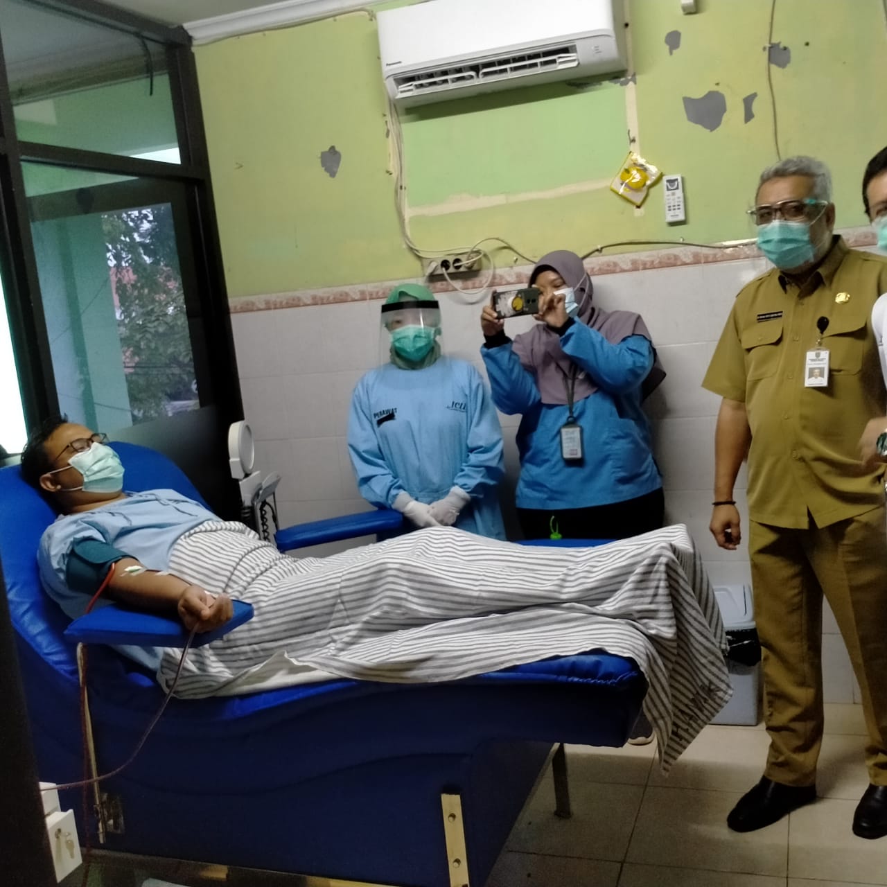 Seorang warga sedang mendonorkan plasma konvalesen di RSUD dr Moh. Saleh, Kota Probolinggo, Jawa Timur. (Foto: Ikhsan Mahmudi/Ngopibareng.id)