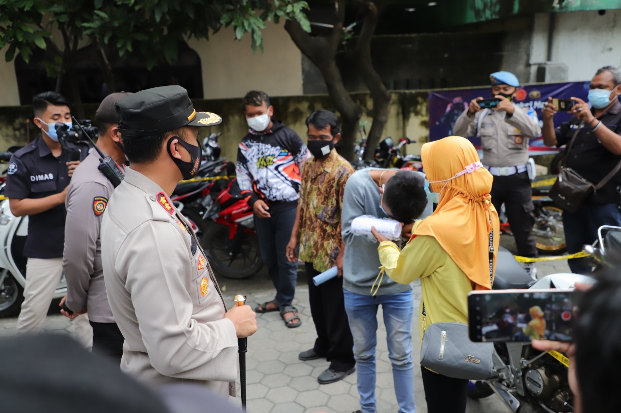 Kapolres Kediri AKBP Lukman Cahyono merilis barang bukti kendaraan hasil operasi balap liar. (Foto: Istimewa)