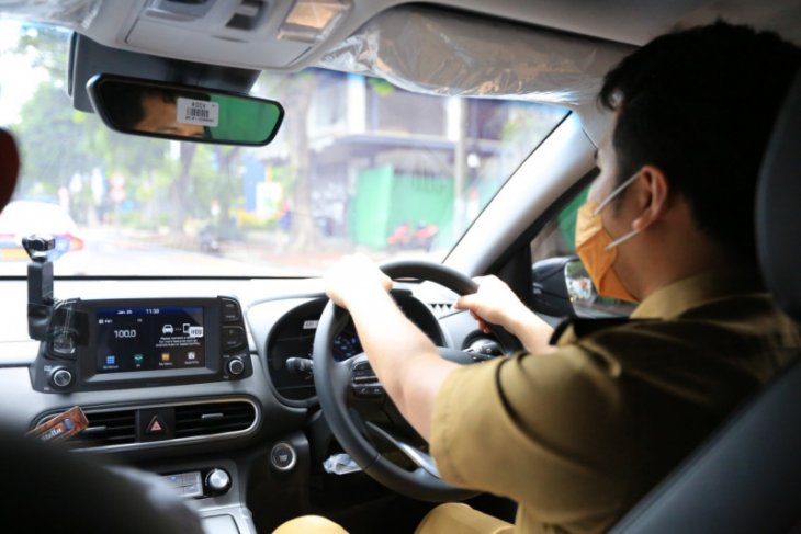 Wakil gubernur Jawa Timur Emil Elestianto Dardak ketika mengendarai mobil listri ke PJB. (Foto: Tim Wagub Jatim)