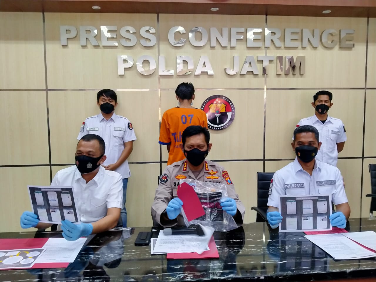 Kabid Humas Polda Jatim, Kombes Pol Gatot Repli Handoko (tengah) bersama Wadir Ditreskrimsus Polda Jatim, AKBP Zulham Effendy (kanan) menunjukkan barang bukti dari prostitusi online di bawah umur di Mapolda Jatim, Surabaya, Selasa 26 Januari 2021. (foto: Fariz Yarbo/Ngopibareng.id)