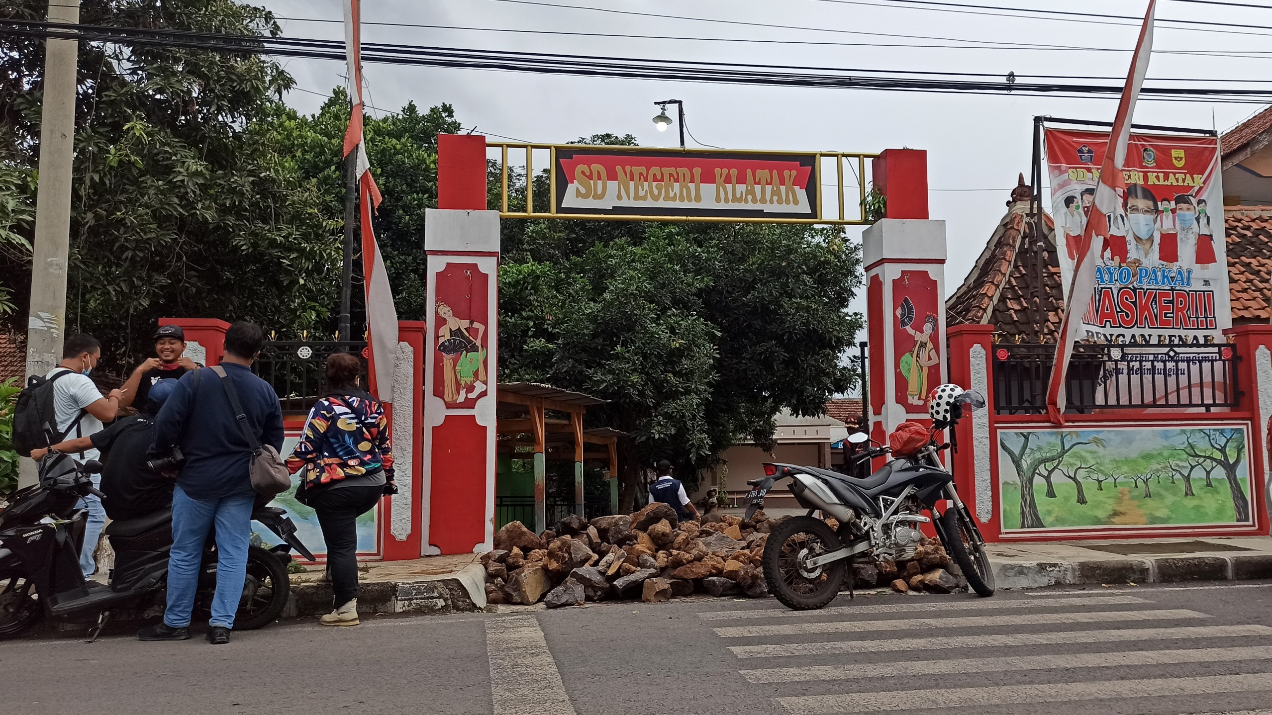 Tumpukan batu kembali diletakkan di pintu masuk SDN Klatak Kecamatan Kalipuro, Banyuwangi, Jawa Timur. (Foto: Muh Hujaini/Ngipibareng.id)