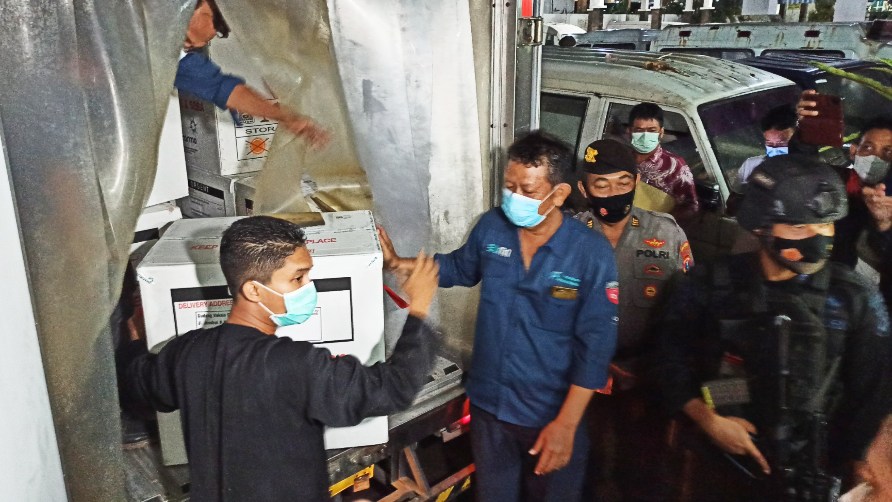 Vaksin covid-19 tiba di gudang penyimpanan khusus vaksin di kantor Dinas Kesehatan Banyuwangi Selasa malam (foto: Muh Hujaini/Ngopibareng.id)