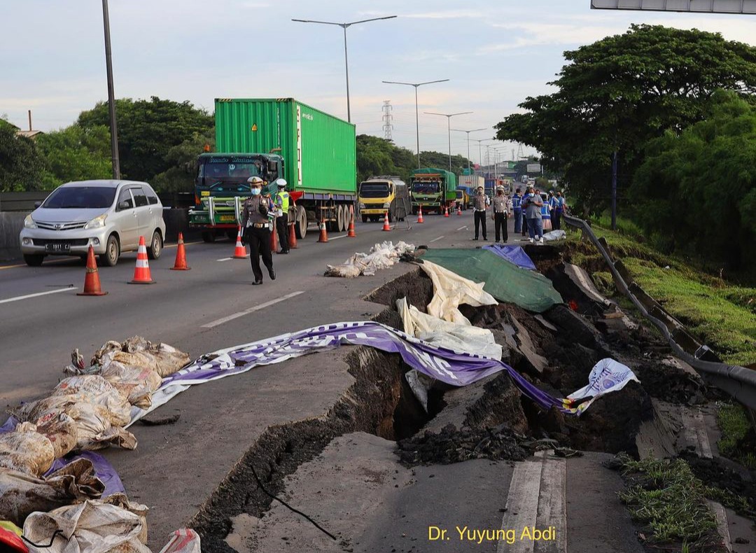 Jalan Tol Surabaya-Gempol yang mengalami longsor di di KM 06+200 Jalur A arah Gempol. (Foto: Istimewa)