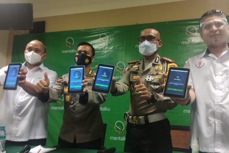 Direktur Lantas Polda Jatim, Kombes Pol. Latif Usman bersama jajaran di Polda Jatim menunjukkan aplikasi 'Mentalku'. (Foto: Istimewa)