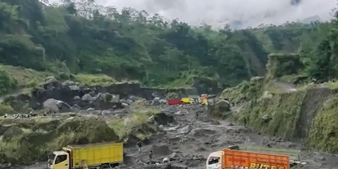 Penambang pasir menyelamatkan diri ketika terjadi letusan Gunung Merapi. (Foto: Istimewa)